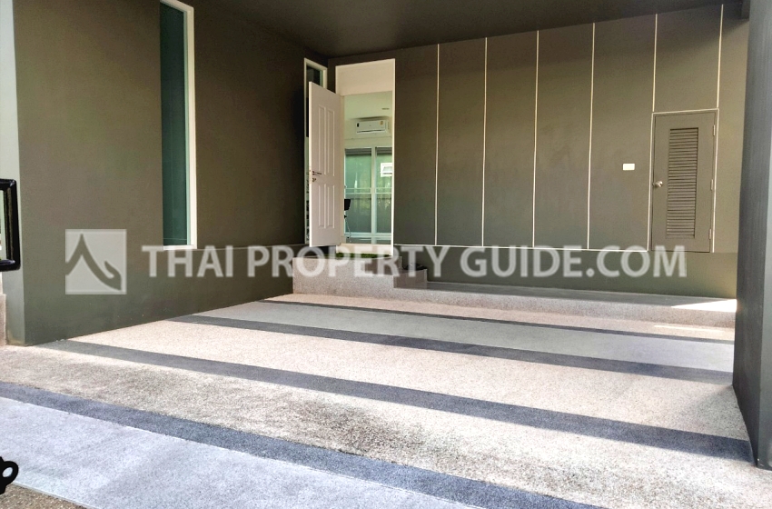 House with Shared Pool in Srinakarin 